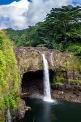 Wall Mural - Die Rainbow Falls bei Hilo auf Big Island, Hawaii, USA.