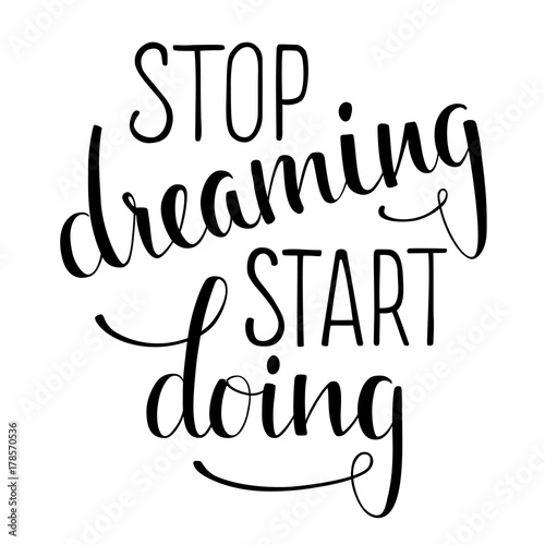 stop-dreaming-start-doing-recznie-rysowany-inspirujacy-cytat