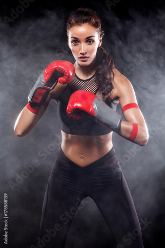 Plakat Silny atletyczny, kobieta bokser, boks na szkolenia na czarnym tle. Sport boks koncepcji.