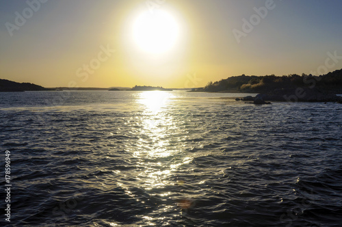 Plakat Słońce nad spokojnym obrazem jeziora