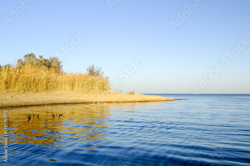 Plakat Widok na brzeg rzeki widziany z wody