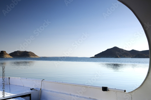Plakat Ocean wody biegnącej między dwoma wzgórzami widziane z łodzi