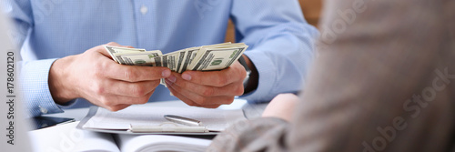 Fotografía The businessman considers cash dollars in the office