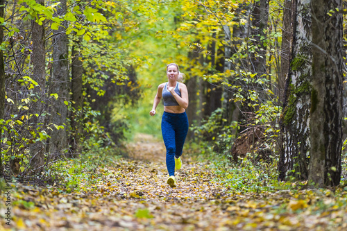 Zdjęcie XXL Kobieta bieg w jesień parku