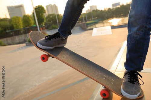 Plakat Skateboarder nogi skateboarding na skatepark rampie