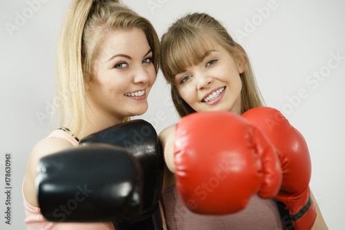 Plakat Dwie kobiety przyjaciele noszenia rękawic bokserskich