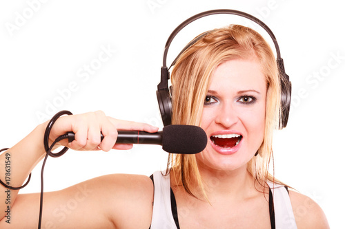 Plakat Kobieta śpiewa do mikrofonu na sobie słuchawki
