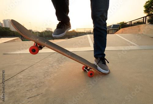Zdjęcie XXL Skateboarder nogi skateboarding na skateparku