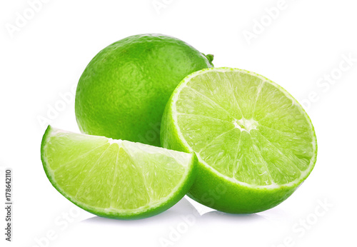 Obraz limonki  cale-i-pol-z-plasterkiem-swiezej-zielonej-limonki-na-bialym-tle