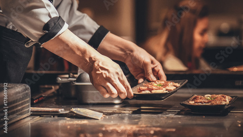 Fotografía Hand of man take cooking of meat with vegetable grill, Chef cooking wagyu beef i