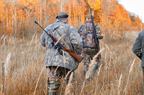 Zdjęcie XXL grupa myśliwych podczas polowania w lesie