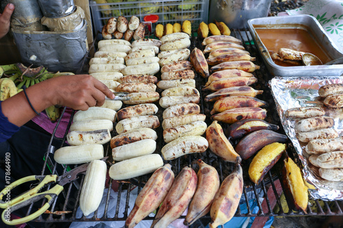 Photo Local seller make Roasted Pisang Awak banana and musa silver bluggoe banana at