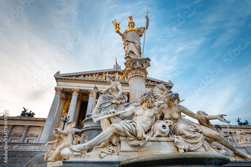 Fotografía Sculpture in front of the parliament building in Vienna, Austria