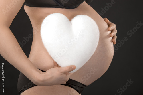 Zdjęcie XXL Serce nago w ciąży brzuch