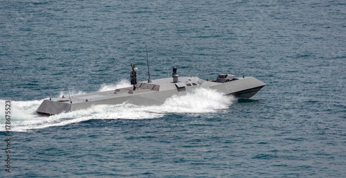 Fotomural Singapore Navy's new high speed naval interceptor