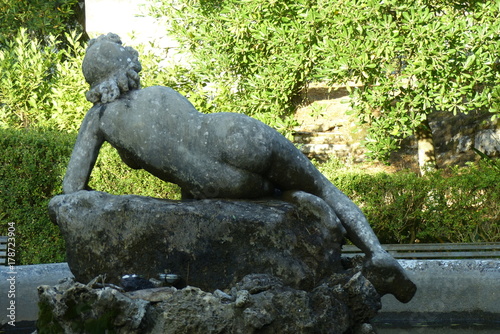 Plakat rzeźba nagiej kobiety widziana z tyłu