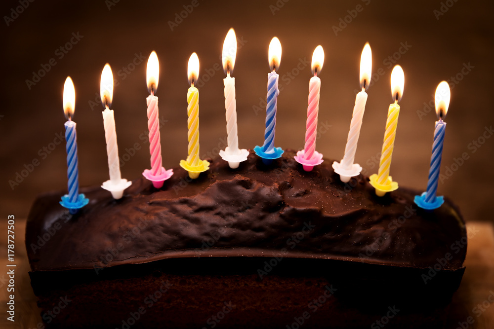 Kuchen mit 10 Kerzen, Geburtstag und Feier, Geburtstagskuchen und Überraschung Stock Photo