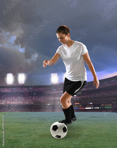 Plakat Młoda kobieta piłkarz