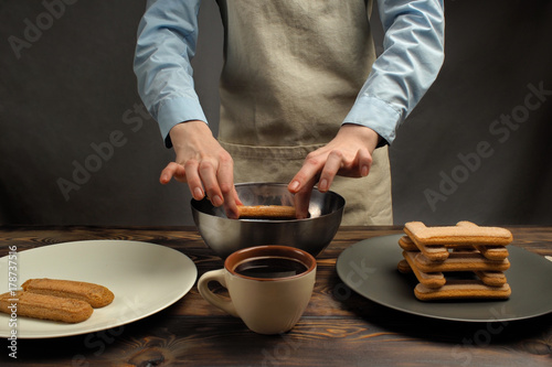 Plakat Przepis gotowania deserowego tiramisu, część szósta: &quot;Impregnacja bisiorowa w kawie&quot;. Produkty: Mocna kawa i herbatnik Ladyfinger.