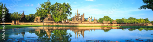 Fotomural Sukhothai Historical Park at day time, Sukhothai province