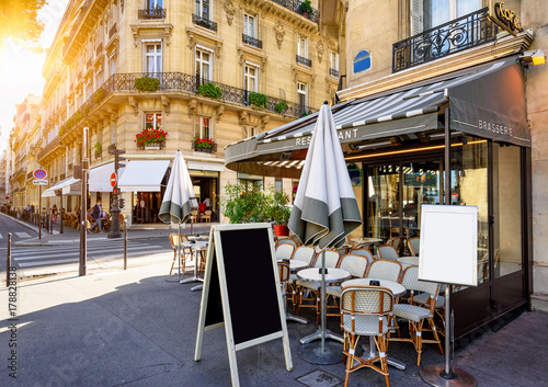Plakat Typowy widok paryska ulica z stołami brasserie (kawiarnia) w Paryż, Francja