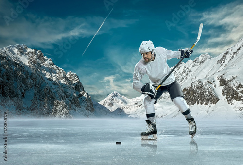 Fototapety Hokej  hokej-na-lodzie-w-akcji-na-swiezym-powietrzu-wokol-gor