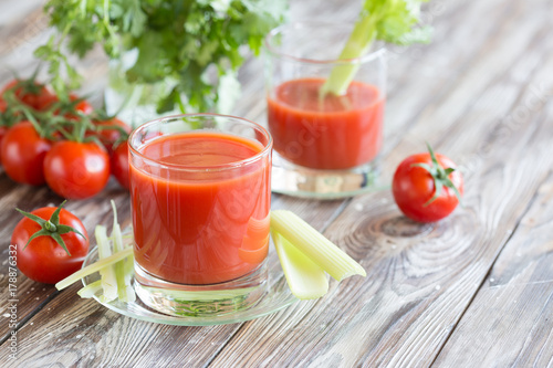 Plakat Sok pomidorowy w szklance z selerem i pomidorami