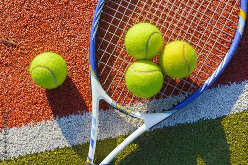 Plakat Rakieta tenisowa i piłki na kort tenisowy
