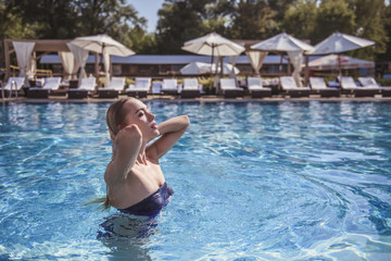 Wall Mural - Girl at the pool