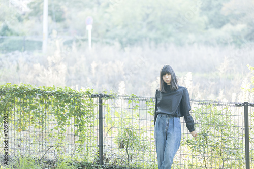 フェンスにもたれかかる女性 Stock Photo Adobe Stock フェンスにもたれかかる女性 Stock Photo Adobe Stock