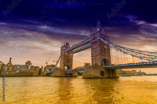 london-bridge-zdjecie-z-filtrem-zolte-wody-tamizy-i-fioletowe-niebo