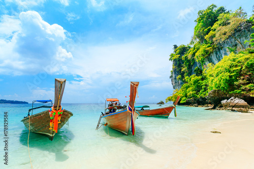 Cuadros en Lienzo Longtale boat on the white beach at Phuket, Thailand