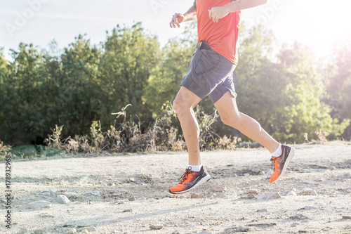 Zdjęcie XXL sport człowiek z zgrywanie sportowych i mięśni nóg zjazd z drogi w treningu joggingu treningu