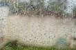 Regenwetter Fenster mit Regentropfen und Insektengitter