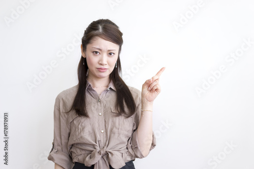 女性 指差し 不機嫌 Adobe Stock でこのストック画像を購入して 類似の画像をさらに検索 Adobe Stock