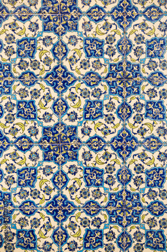 wzory-kwiatow-na-plytki-ceramiczne-w-starym-stylu-tureckim-szczegol-w-stylu-izmir-wzorzyste-plytki-scienne-faktura-plytek-turcja