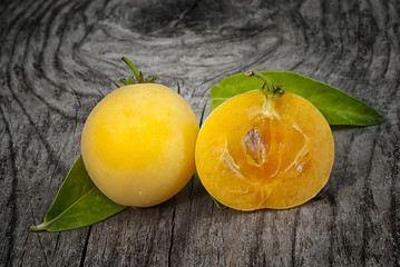 Kei apple (Dovyalis caffra), umkokola. tropical fruit