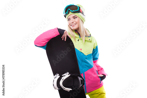 Foto pretty young blonde woman in colorful snow coat hold snowboard