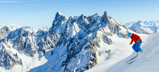 Fototapete - Skiing Vallee Blanche Chamonix with amazing panorama of Grandes Jorasses and Dent du Geant from Aiguille du Midi, Mont Blanc mountain, Haute-Savoie, France