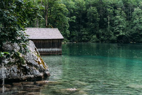drewniana-chata-na-pieknym-jeziorze-w-alpach