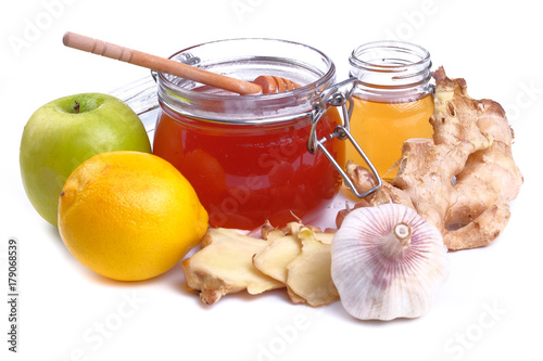 Fotografía Lemon, apple vinegar, garlic , honey and ginger isolated on