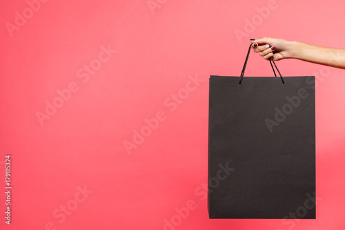 Fotomural woman holding black shopping bag