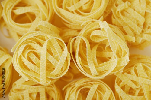 Fotomural Homemade tagliatelle pasta in a white box close up