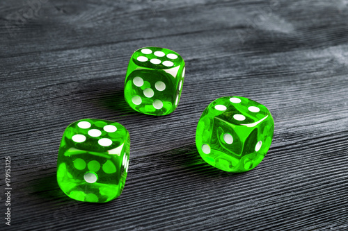 Платно risk concept - playing dice at black wooden background