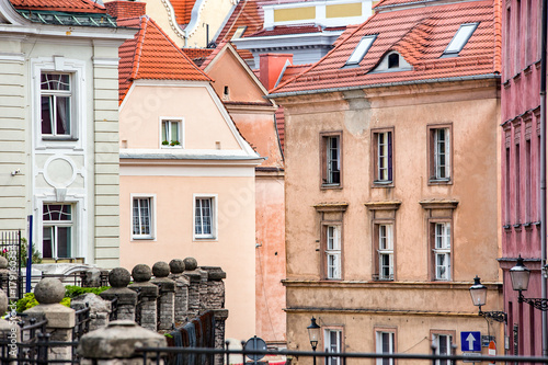 Zdjęcie XXL Centrum Poznania - ulica na Starym Mieście i odbudowane kolorowe budynki, polskie miasta.