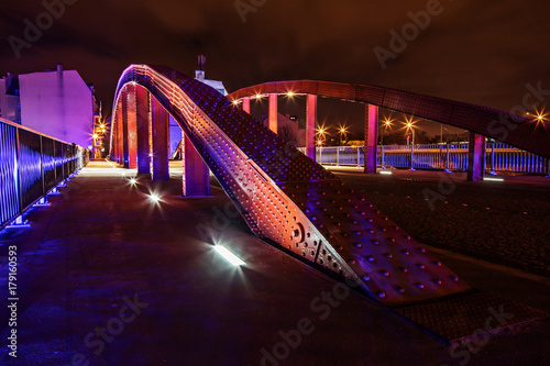 Plakat Poznań nocą, most nad rzeką Cybiną między wyspą katedralną a dzielnicą Śródka.