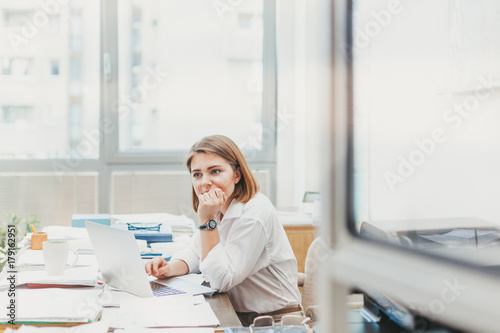 Fotografía Young business woman problem solving in the office