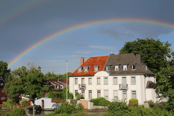 Haus unter einem Regenbogen