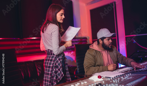 Cuadros en Lienzo Sound engineers working in music recording studio