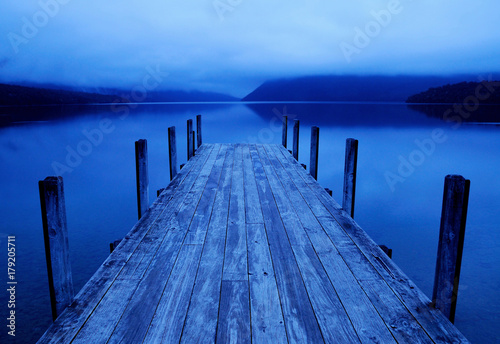 Fotografía Tranquil peaceful lake with jetty.
